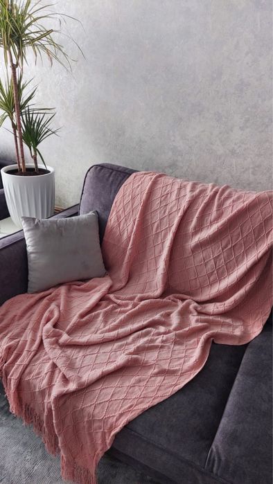 Шторы, тумбочки, покрывала, подушки