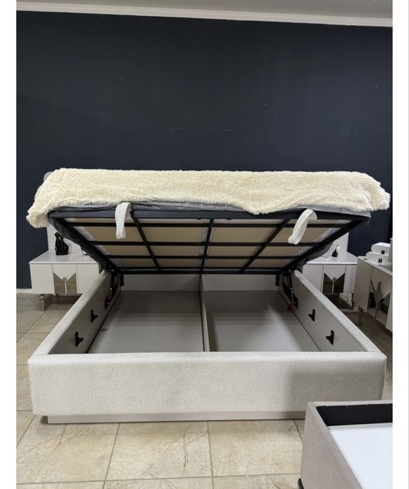 Продаётся спальный гарнитур.