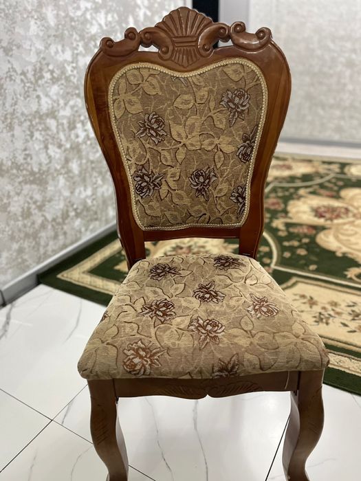 Классические деревянные стулья с мягкой обивкой