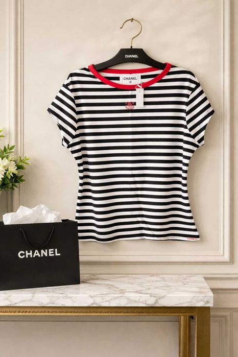 уникална тениска на райе черно бяла черна червен кант на шанел chanel