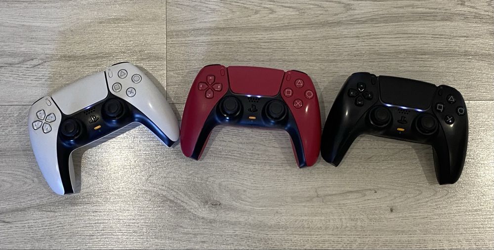 Конзола PlayStation 5 ( PS5 ) + Три контролера + Игра + Поставка за охлаждане и зареждане на контролери!