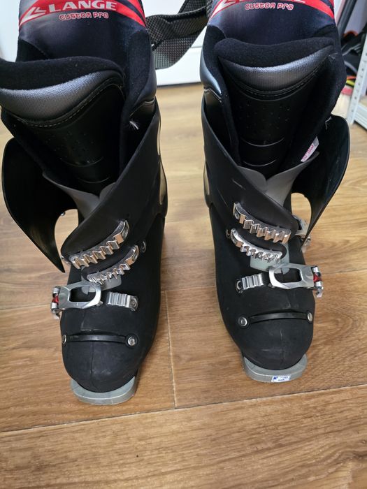 Vând  clapari +schiuri