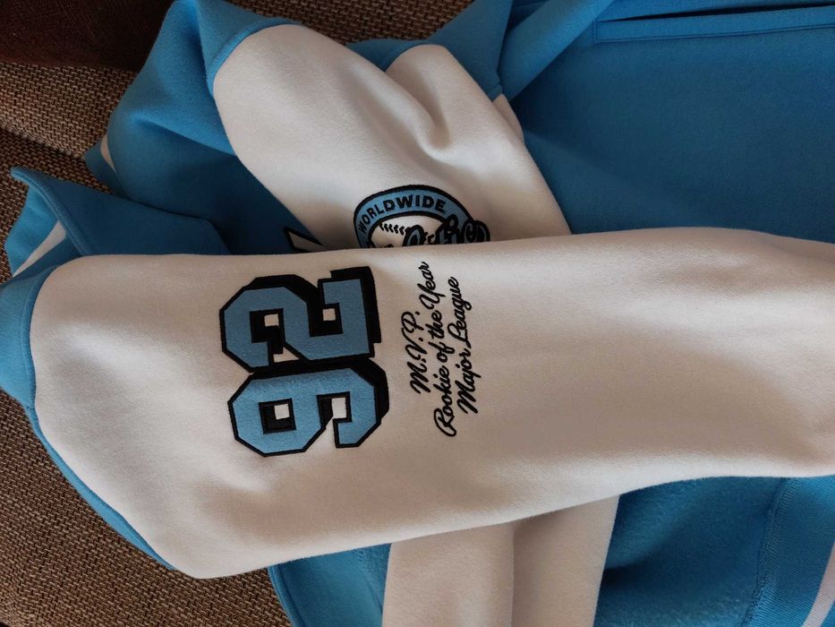 Синьо бейзболно яке