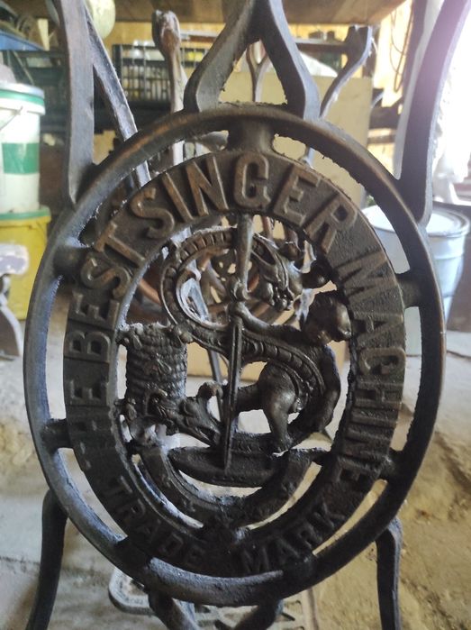 Mașina de cusut veche Singer