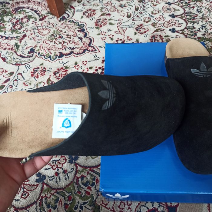 Adidas qulay oyoq kiyim