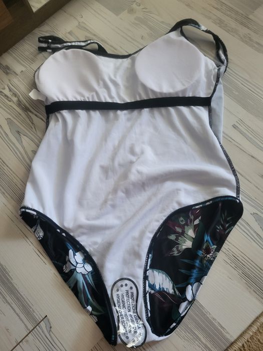 Vând Costum Baie