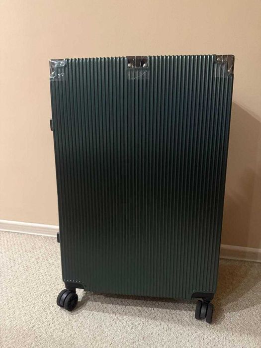 Продам чемодан новый