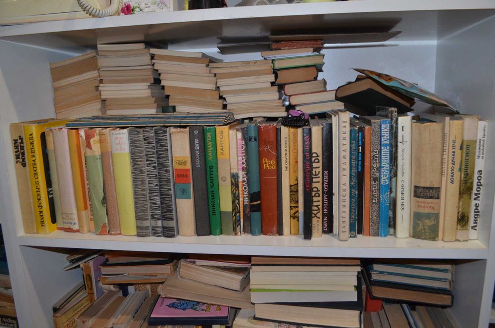 Подарявам количество стари книги