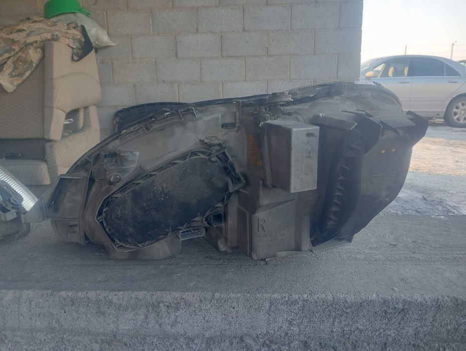 Продам фар на Мерседес 220