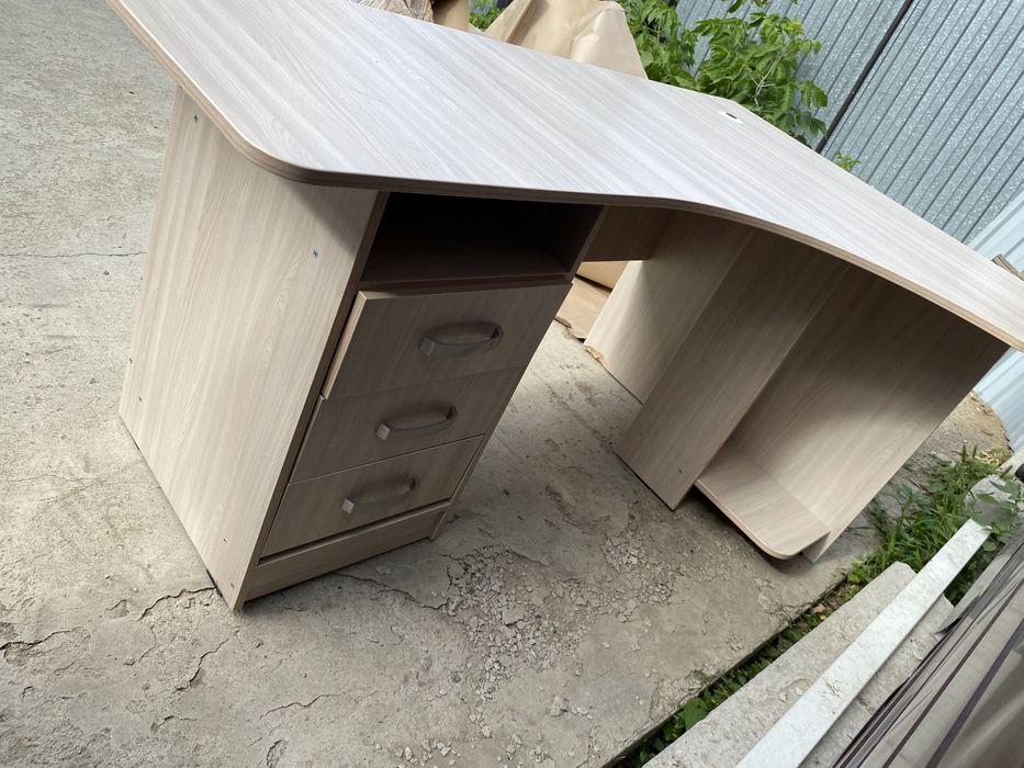 Продам стол компьютерный