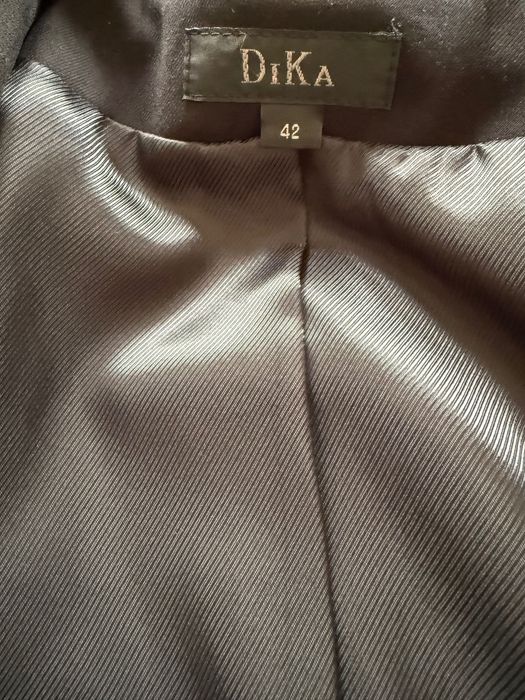 Продавам дамски костюм от три части