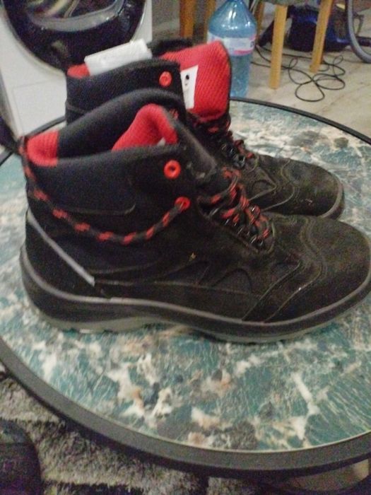 Работни обувки с бомбе.47 номер