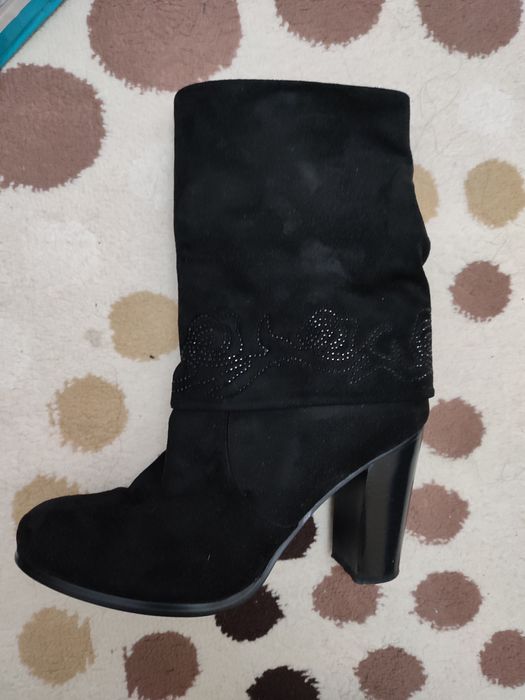 Продаю замшевые ботинки