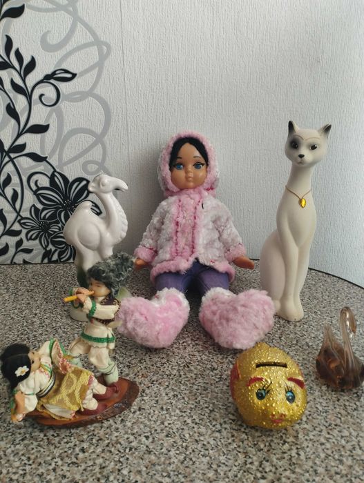 Статуэтки, копилки, кукла, картина, карточкии