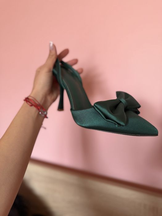 Чисто нови обувки на ток