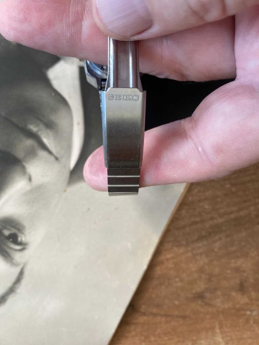 ceas Seiko 5 dama, cu cadran negru și carcasă pătrată ,antimagnetic.