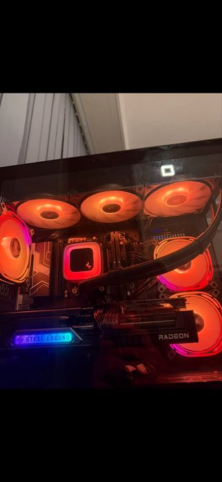 Мощен геймърски настолен компютър RX 9070 XT Ryzen 7 9800X3D 32 GB RAM DDR5 6000MHz 1 TB SSD PCIe 5.0