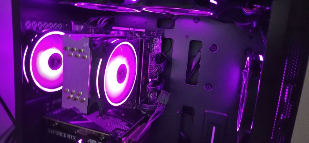 Vând unitate PC impreuna cu monitor Samsung si microfon birou razer.