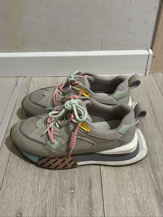 Кроссовки на высокой подошве