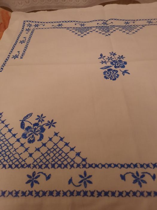 Față de masă albastra brodata manual