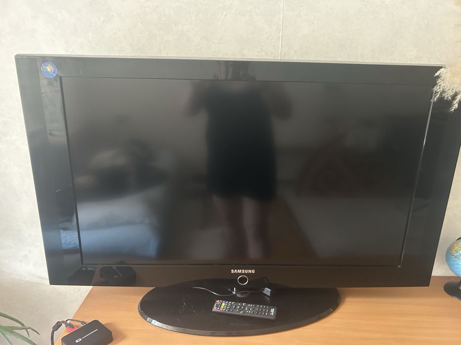 Срочно,продам телевизор Samsung ЖК 102см