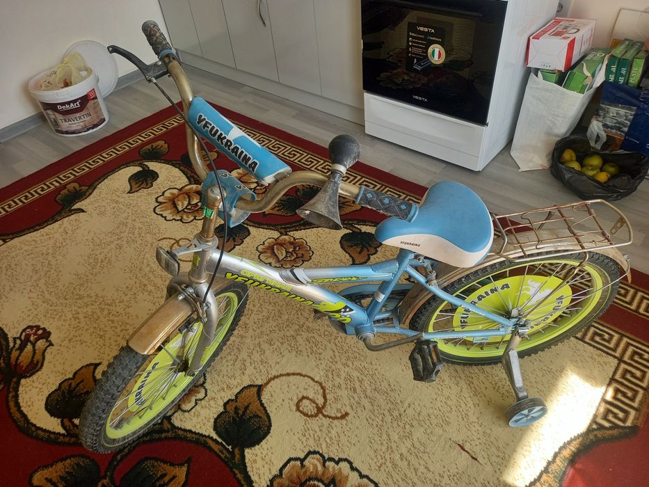 Velosiped,yangi minilmagan,olindi va balkonda turib qoldi