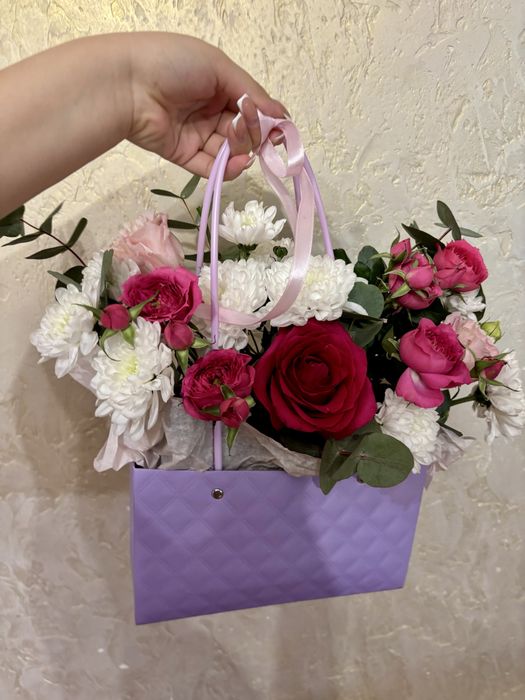 Букет в сумочке,разные цветы
