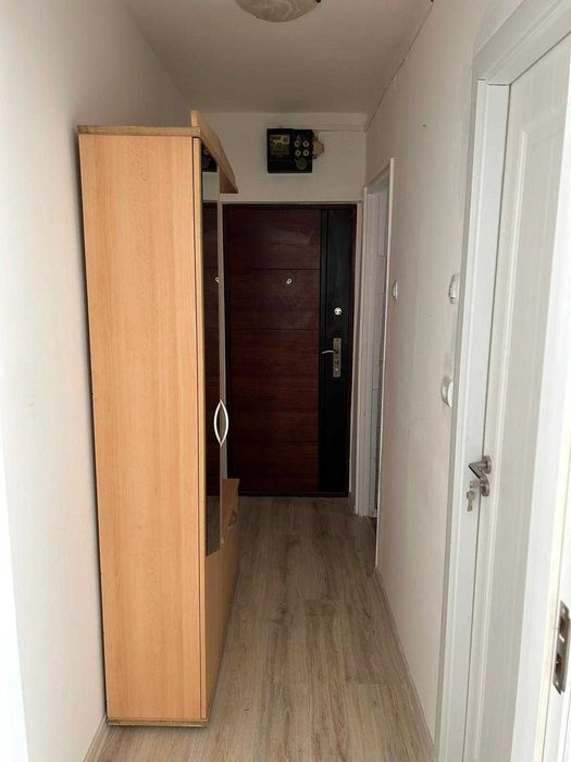 Se oferă spre închiriere apartament cu 2 camere, mobilat, situat la etajul 1, pe strada Semaforului, în cartierul Vasile Aaron.