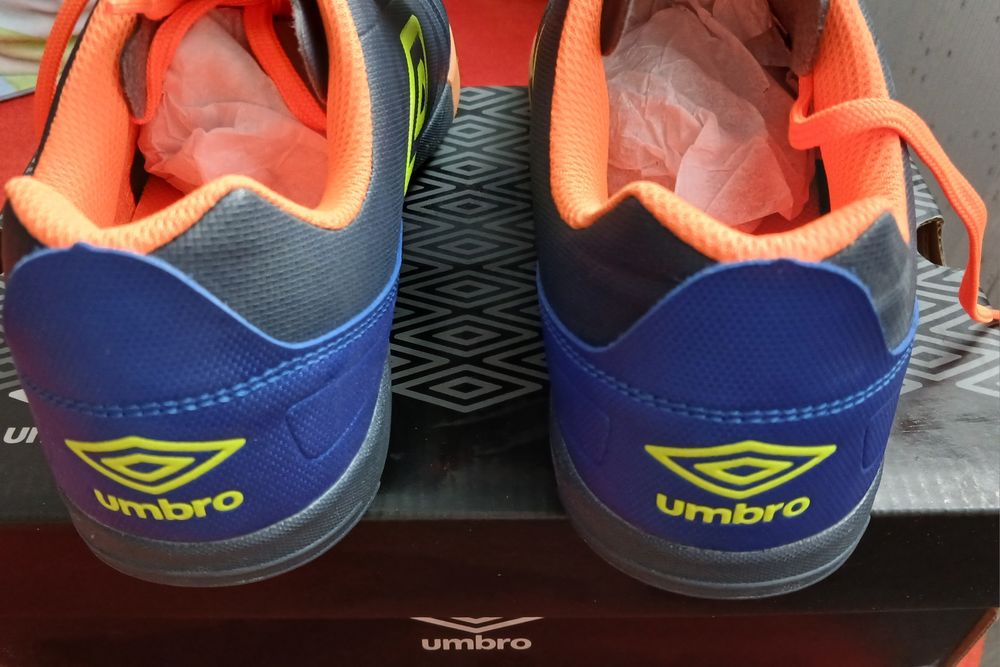Vand ghete de fotbal UMBRO NOI marimea 38( 24 cm)