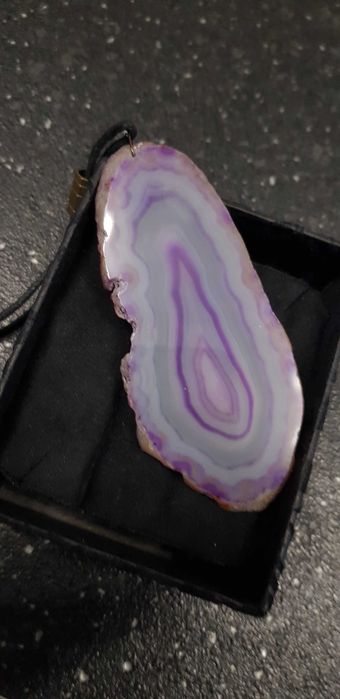 Продавам сребърни медальони  с естествени камъни