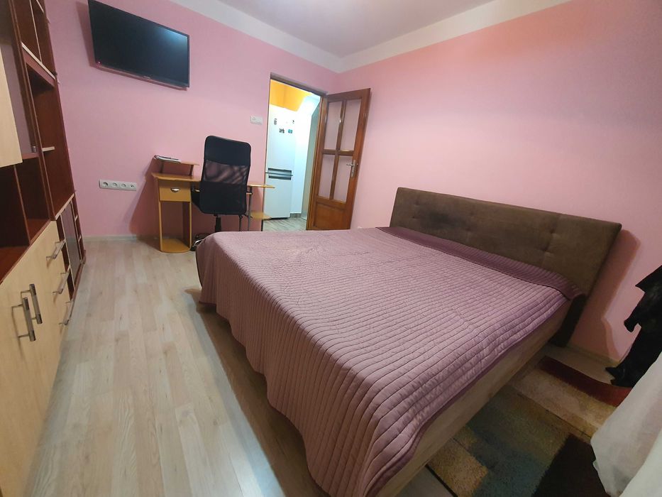 Închiriez apartament 2 camere + living ( transformat), cartier Rogerius
