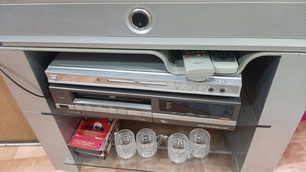 Телевизор Sanyo Sansung Plano с тумбой