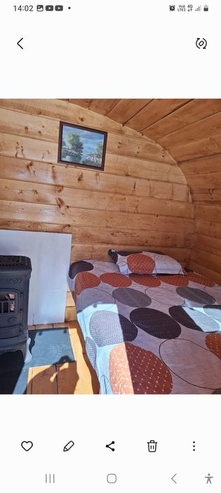 Căsuță din lemn îmbinat tip saună.