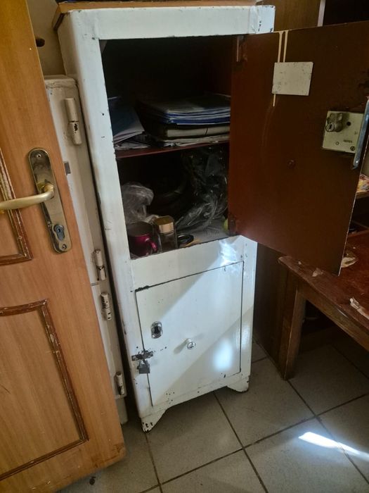 Продается б/у железный сейф