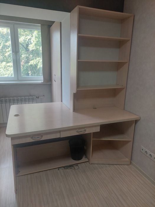 Продам срочно рабочий уголок и шкаф