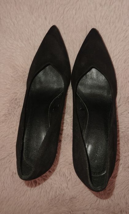 Papuci stiletto din catifea, negri - Straduvarius
