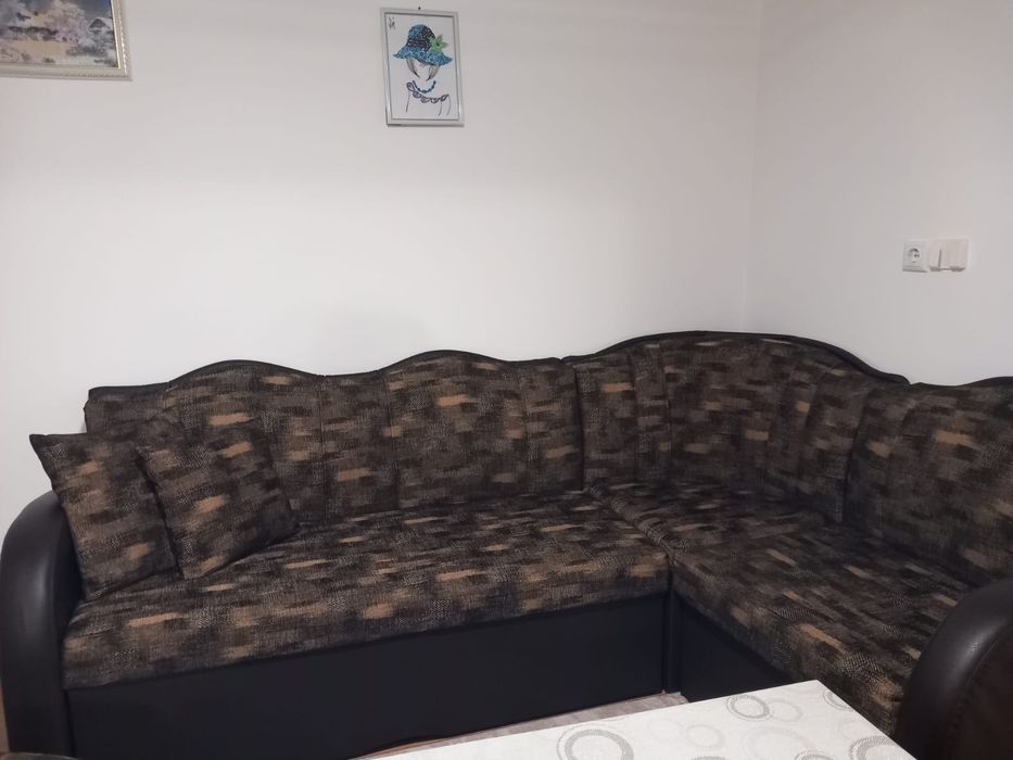 Разтегателен диван и маса