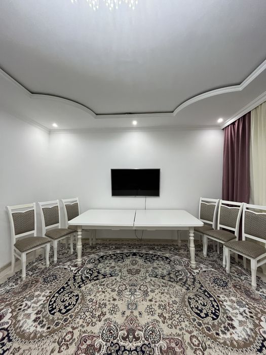 Стол и стулья для гостиной