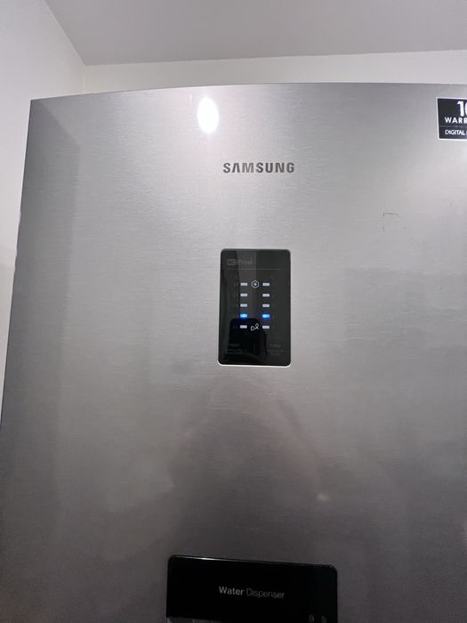 Frigider Samsung digital cu dispenser  de apa