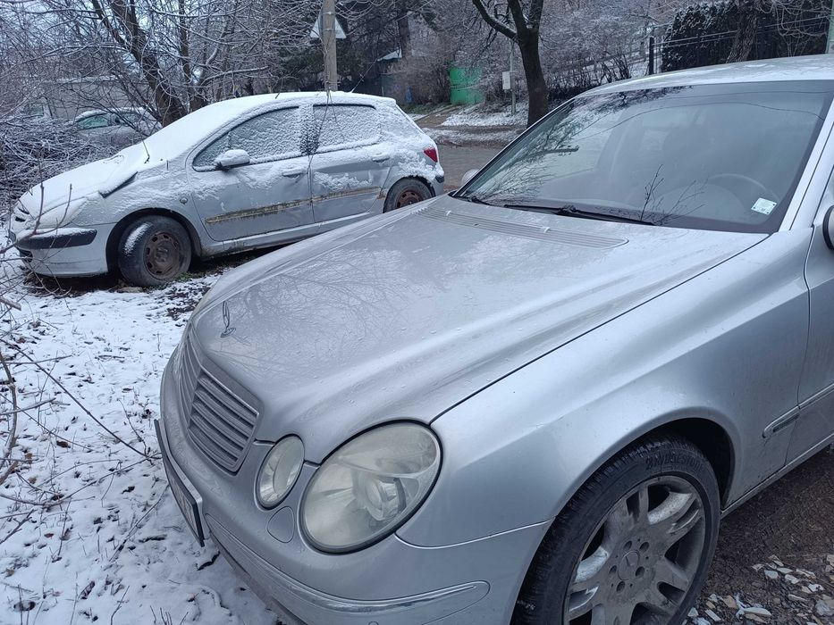 Автомобил Mercedes E320