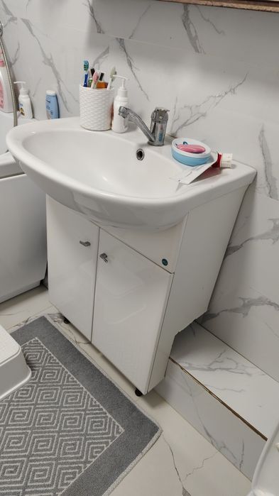 Унитаз и тумба и раковиной