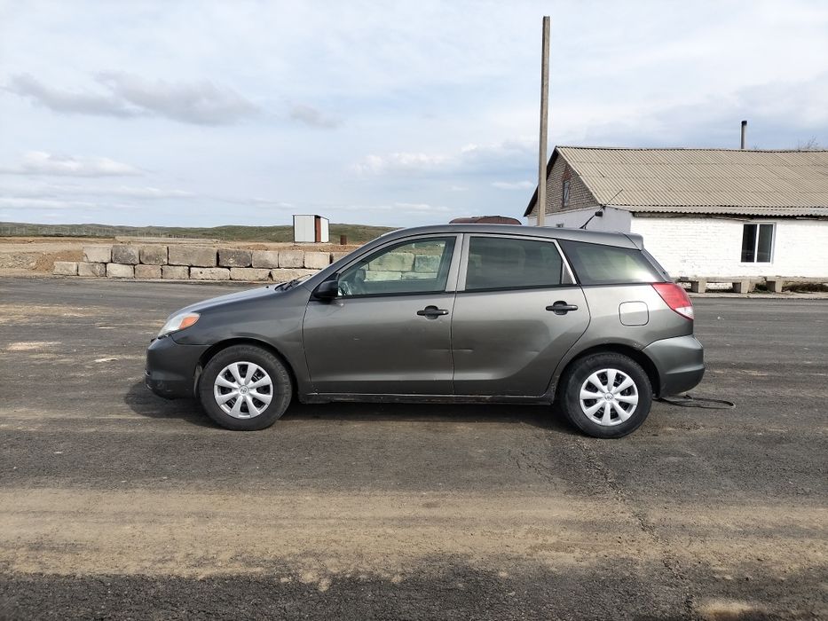 Toyota matrix 2004 года.