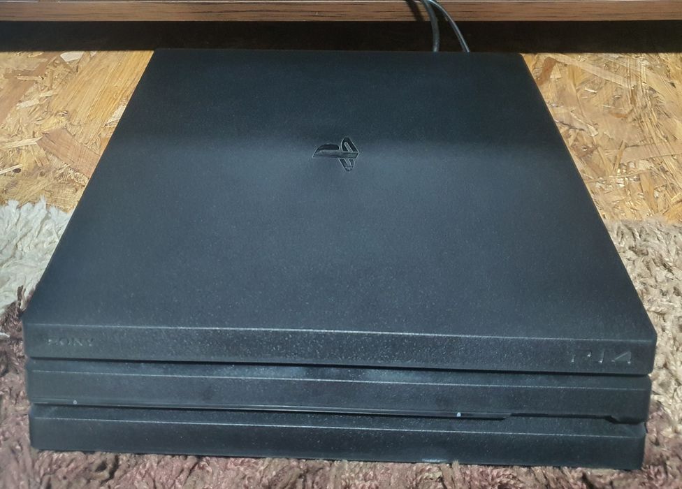PS 4 SONY Pro, 1TB, Stare Foarte Bună! + accesorii și jocuri incluse!