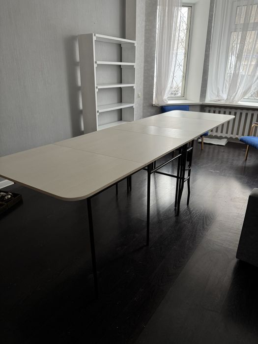 Продаю стол книжку