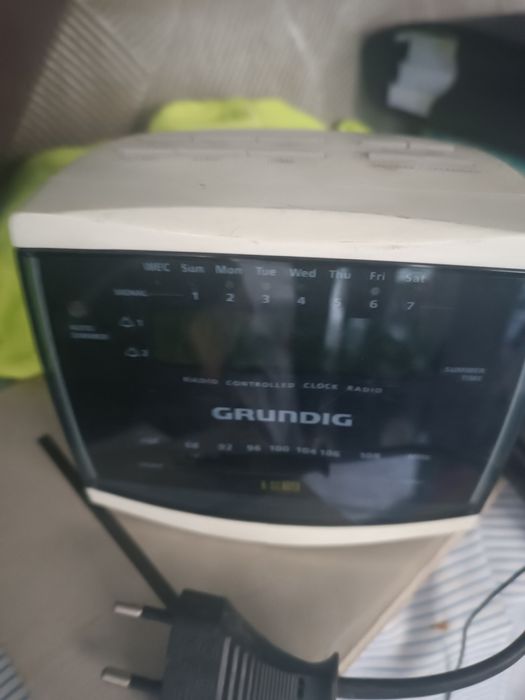 Radio Grundig cu afișaj ceas