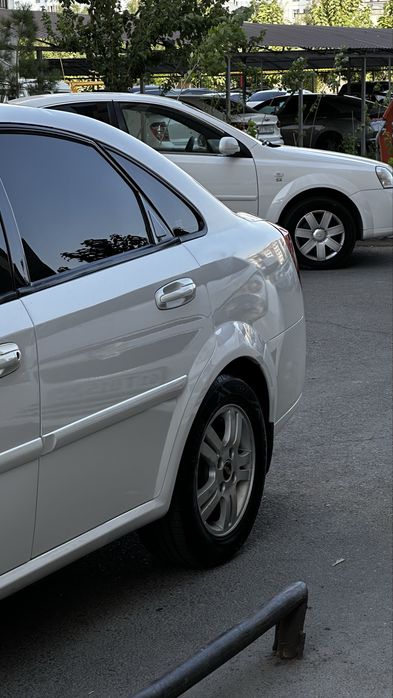 Lacetti 1.8 sotiladi