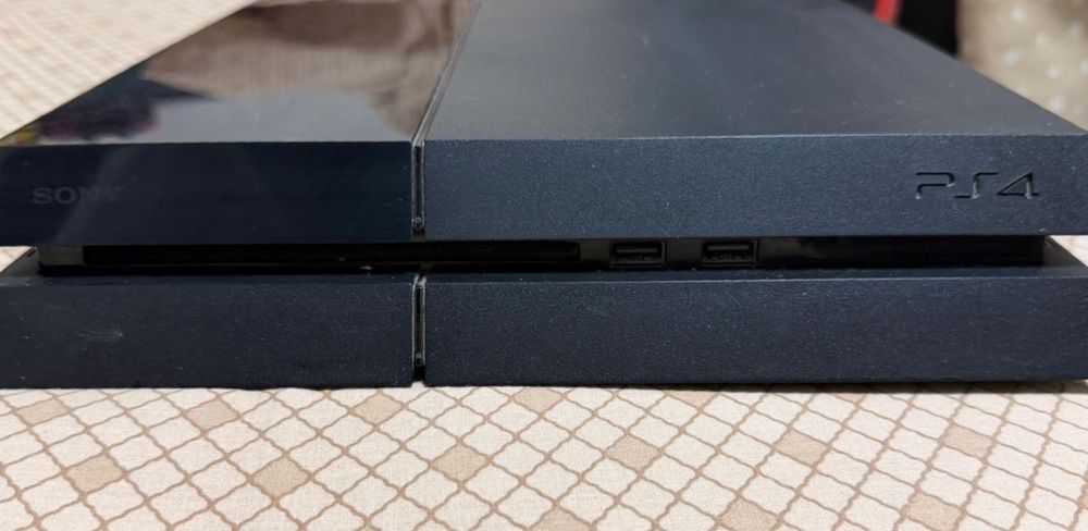 PlayStation 4 (PS4) +2 оригинальных DualShock 4