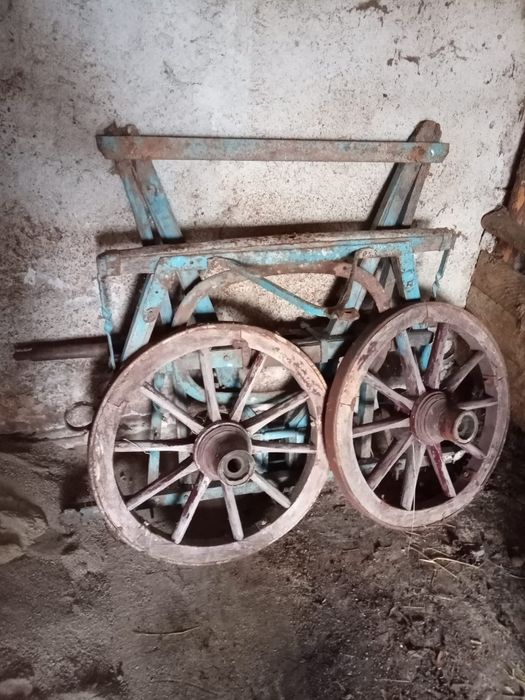 vând căruță din lemn pentru muzeu