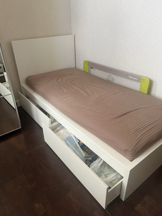 Кровать ikea с двумя ящиками и матрасом