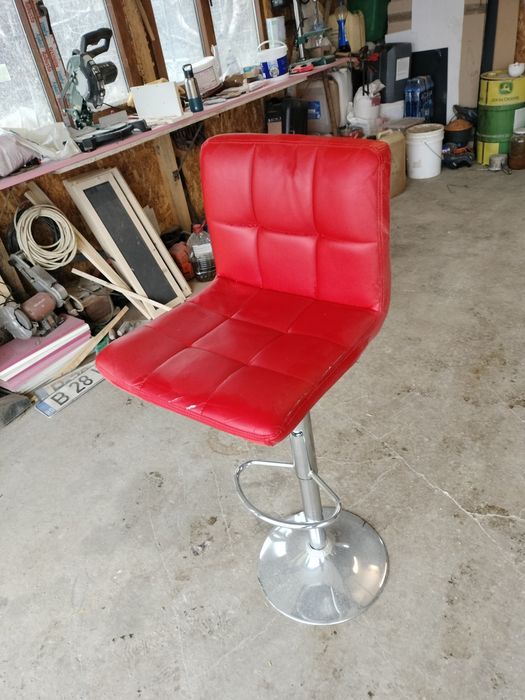 Scaun cu picior pentru bar sau altele.